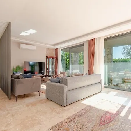 Luxury 4br Yalikavak With Private Pool Garden Бодрум