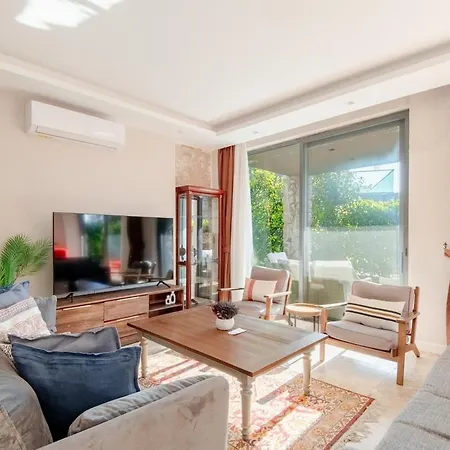 Luxury 4br Yalikavak With Private Pool Garden Бодрум
